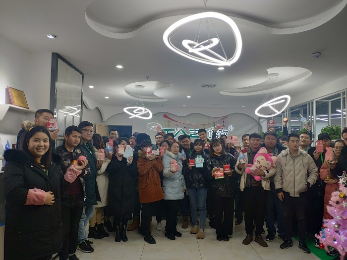 平安夜&圣誕節，塔孜給小伙伴們“交換禮物、傳遞真情”